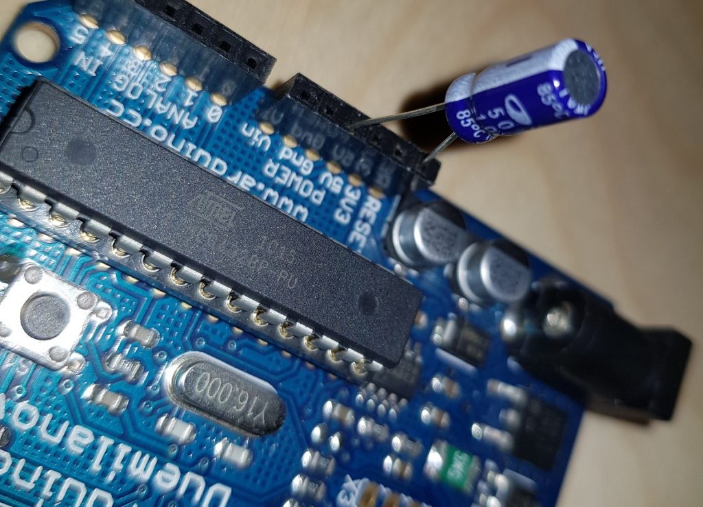 Capacitor between RST and GND